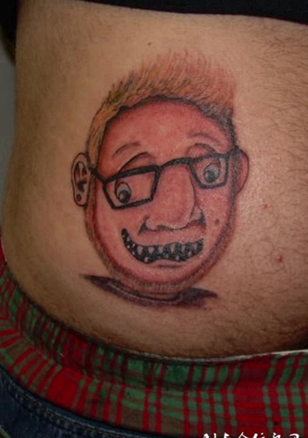 腰侧的卡通人纹身图案