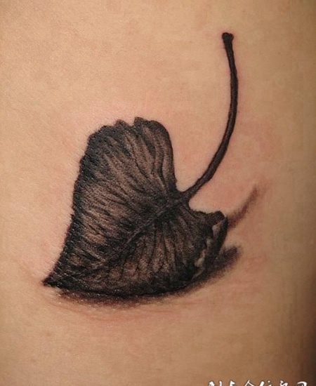 后背上的树叶纹身图案