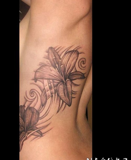 脖子上的百合花纹身图案