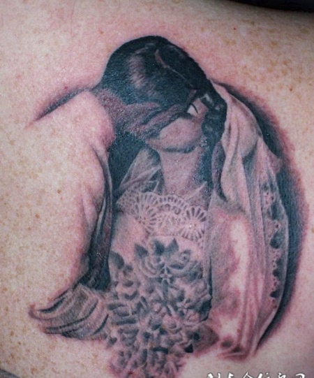 后背上接吻的情侣纹身图案