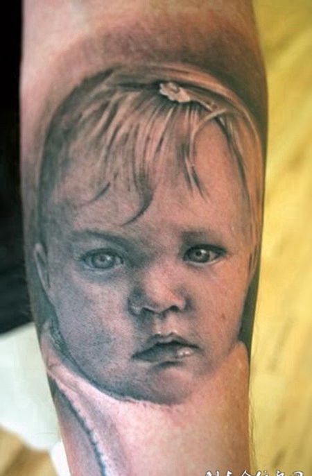 小臂上的小孩纹身图案