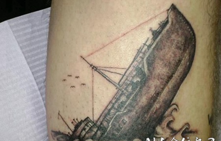 小臂上沉水的帆船纹身图案