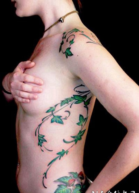 腰侧的花藤纹身图案