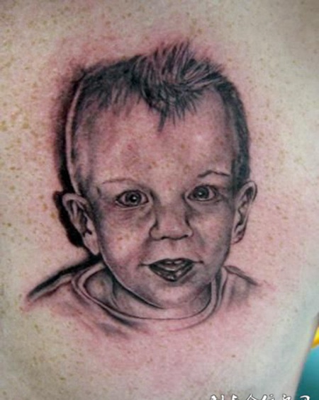 胸前的小孩的纹身图案