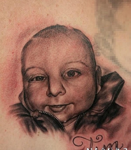 肩膀上的小孩纹身图案