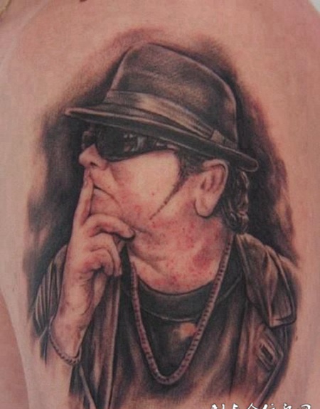 大臂上的墨镜帅哥纹身图案