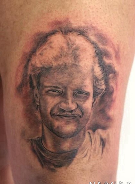 大腿上的男孩纹身图案