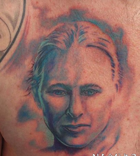 胸前的美女纹身图案