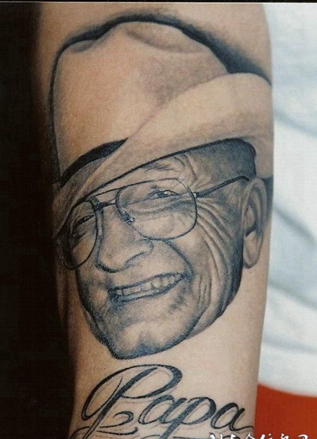 小臂上的带着帽子的老人纹身图案