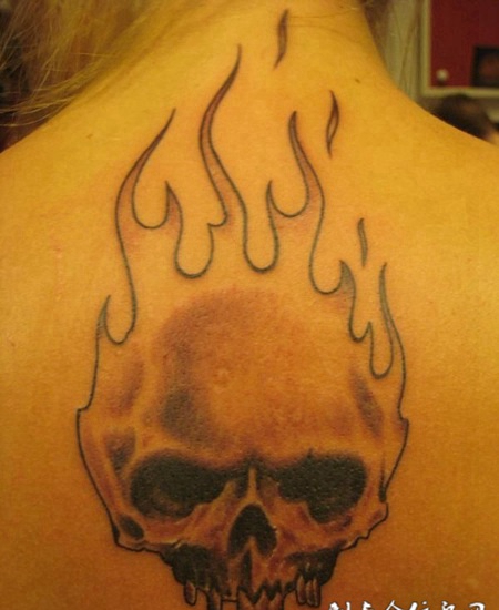 后背带着火焰的骷髅纹身图案