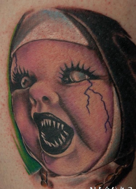 后背上的尖牙恶魔纹身图案