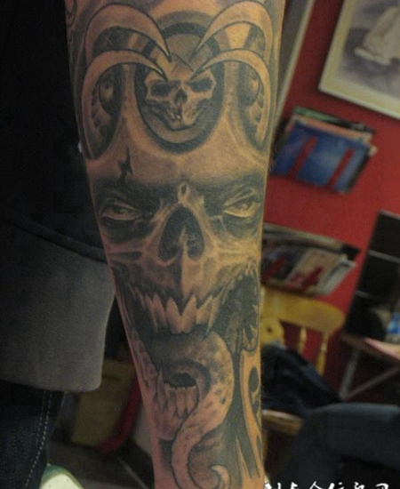小臂上的骨质恶魔纹身图案