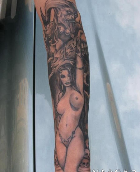 包小臂裸女与恶魔纹身图案