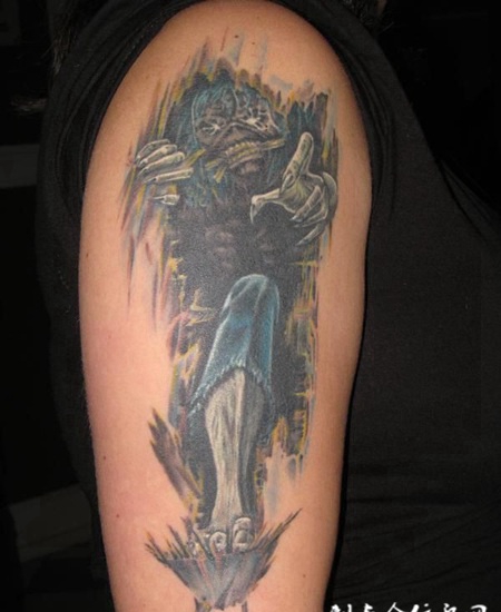 大臂上的撕皮恶魔纹身图案