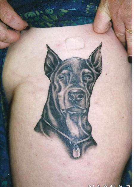 大臂上黑色小狗纹身图案