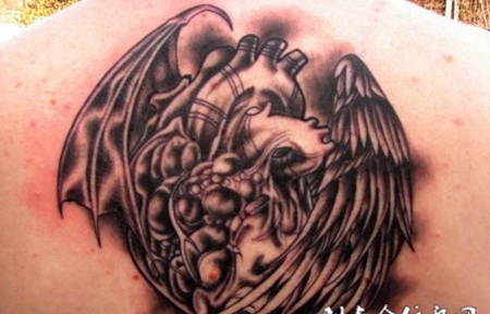 后背上长翅膀的心脏纹身图案