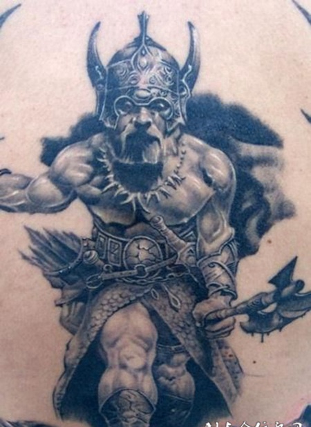 大臂上的凯尔特武士纹身图案