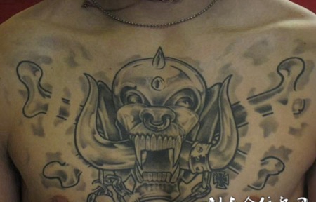 胸前的牛角恶魔纹身图案