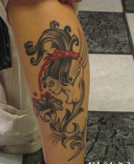 小腿上的花朵精灵纹身图案