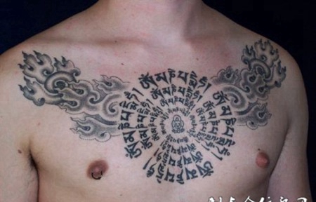 胸前的环形文字纹身图案