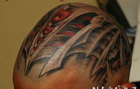 光头上的机械纹身图案