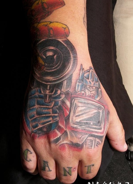 手背上拿着枪的铠甲战士纹身图案