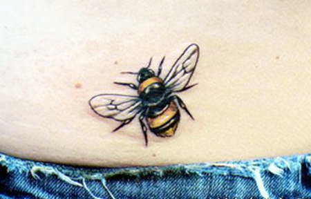 腰部小蜜蜂纹身图案