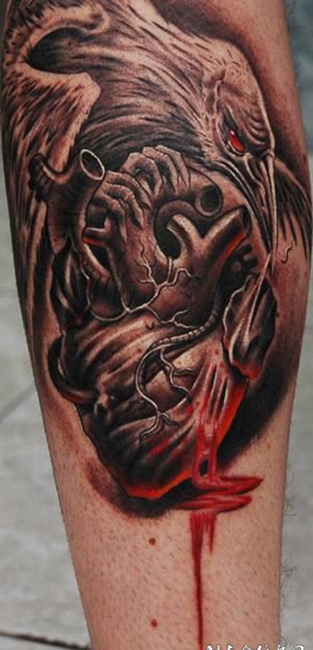 小腿上抓着心脏的乌鸦纹身图案