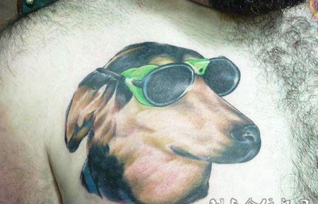 胸前带着墨镜的小狗纹身图案