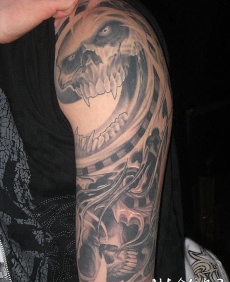 大臂上的骷髅机械纹身图案