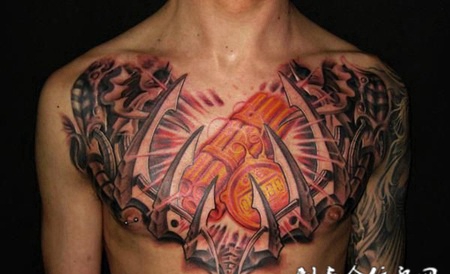 胸前的金属和炸药纹身图案