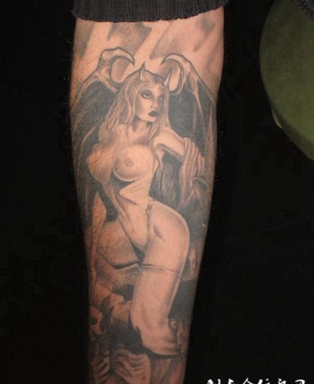 小臂恶魔美女纹身图案