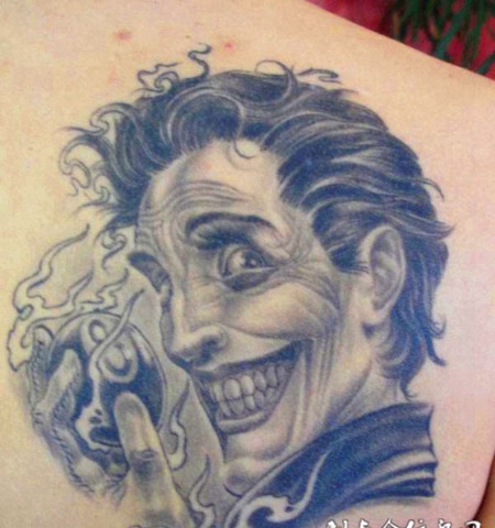 后背上抓着炸弹的小丑纹身图案