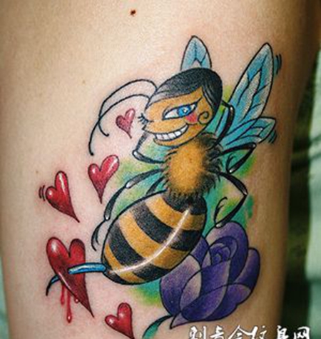 小腿上的卡通蜜蜂纹身图案