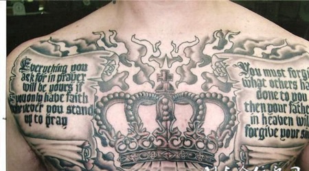 后背上的皇冠报纸纹身图案
