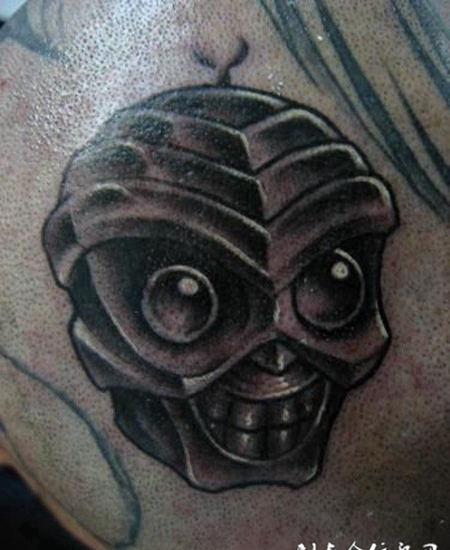 后背上的小骷髅纹身图案