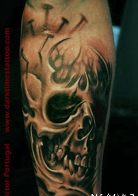 小臂上的钉子骷髅头纹身图案