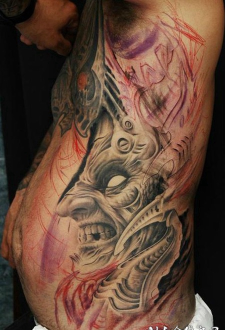 腰侧的侧脸恶魔纹身图案