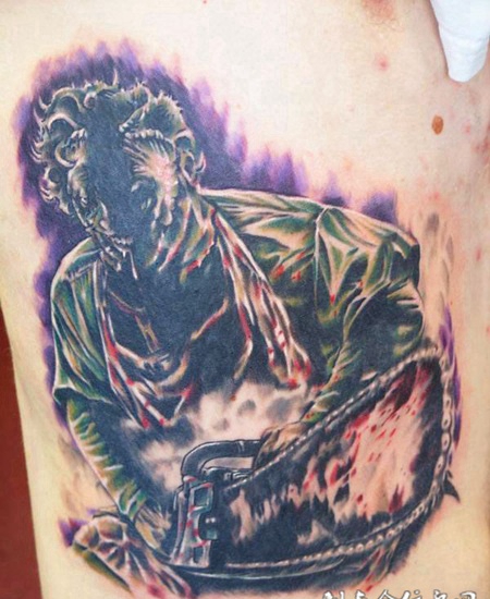 腰侧拿着电锯的恶魔纹身图案