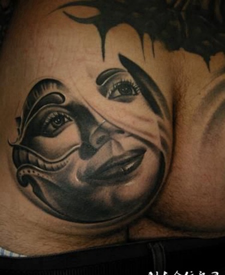 臀部的美人纹身图案