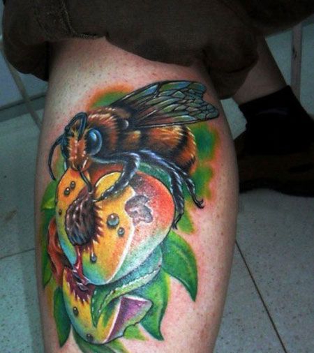 小腿桃子上的蜜蜂纹身图案