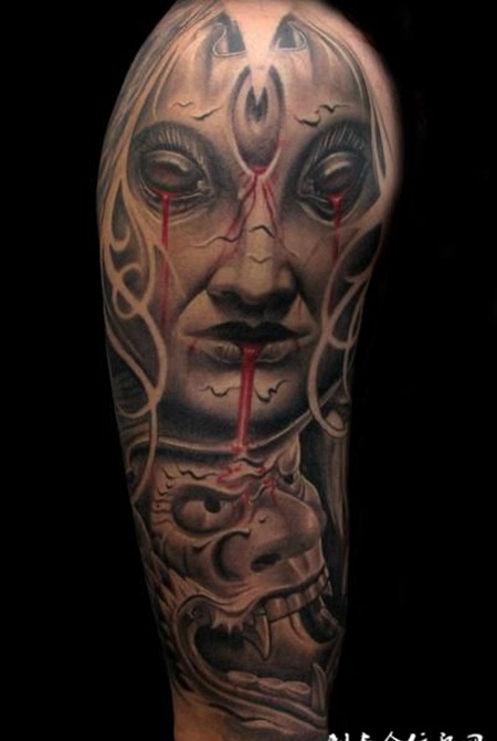 大臂上流血的恶魔纹身图案