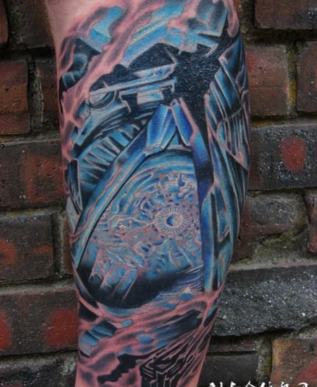 小腿上的机器人纹身图案