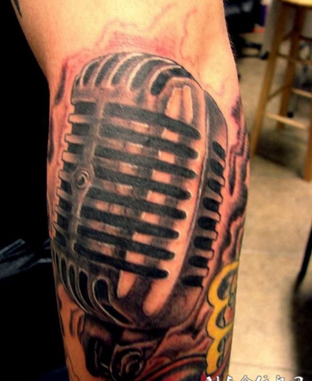 小臂上的麦克风纹身图案