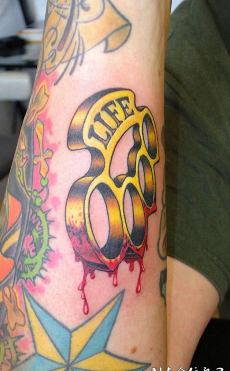 小臂上的护指纹身图案