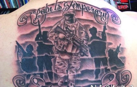 后背上拿着手枪的战士纹身图案