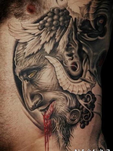 腰侧吐血的恶魔纹身图案