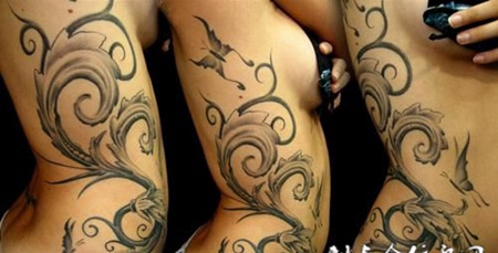 腰侧的唐草纹身图案