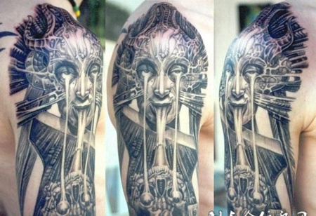 大臂上的机械恶魔纹身图案