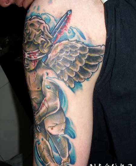 大臂的小天使纹身图案